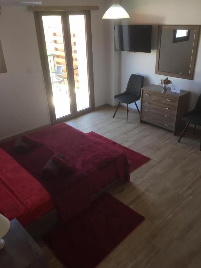 Love Holiday Suite 1 Tris Elies Exteriör bild